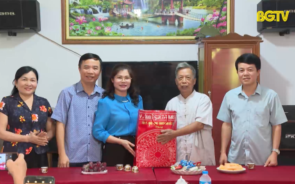 Thăm, tặng qu&agrave; người cao tuổi huyện Hiệp Ho&agrave;