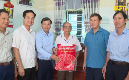 Thăm, tặng qu&agrave; người cao tuổi ti&ecirc;u biểu huyện Y&ecirc;n Dũng 