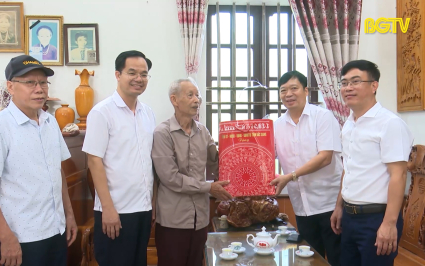 Thăm, tặng qu&agrave; người cao tuổi ti&ecirc;u biểu huyện Y&ecirc;n Thế 