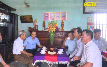 Thăm, tặng qu&agrave; người cao tuổi v&agrave; thiếu nhi 