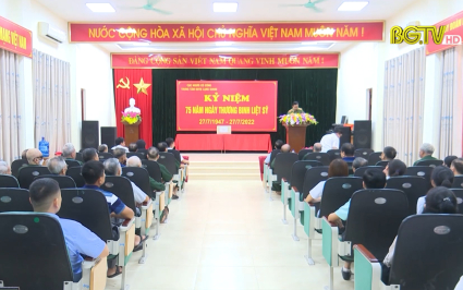 Thăm, tặng qu&agrave; người c&oacute; c&ocirc;ng