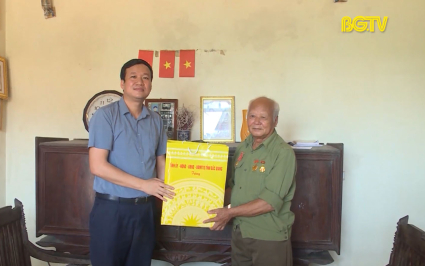 Thăm, tặng qu&agrave; người c&oacute; c&ocirc;ng ti&ecirc;u biểu huyện Sơn Động