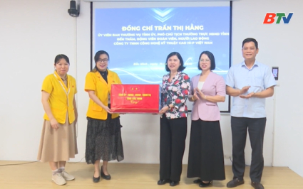 Thăm, tặng qu&agrave; người lao động C&ocirc;ng ty TNHH c&ocirc;ng nghệ kỹ thuật cao Hi-p Việt Nam 