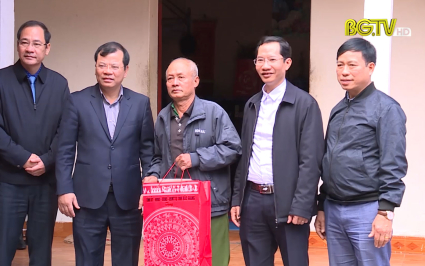 Thăm, tặng qu&agrave; Tết người c&oacute; c&ocirc;ng tại huyện Việt Y&ecirc;n 