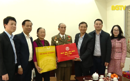 Thăm, tặng qu&agrave; Tết gia đ&igrave;nh người c&oacute; c&ocirc;ng tại Sơn Động 