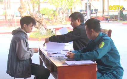Thanh ni&ecirc;n Bắc Giang hăng h&aacute;i t&igrave;nh nguyện viết đơn nhập ngũ