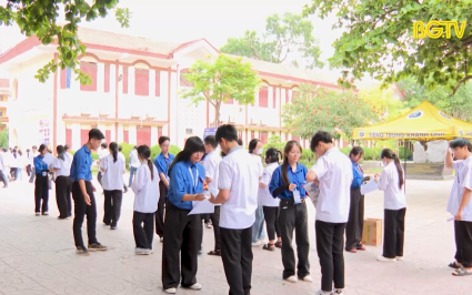 Thanh ni&ecirc;n Bắc Giang tiếp sức m&ugrave;a thi 