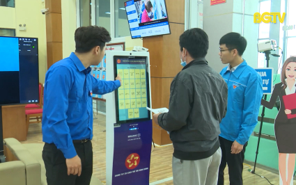 Thanh ni&ecirc;n hỗ trợ dịch vụ c&ocirc;ng trực tuyến