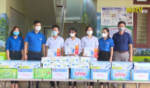 Thanh ni&ecirc;n t&igrave;nh nguyện tiếp sức m&ugrave;a thi