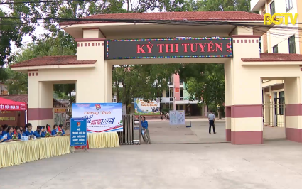 Thanh ni&ecirc;n t&igrave;nh nguyện tiếp sức m&ugrave;a thi