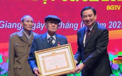 Th&agrave;nh phố Bắc Giang trao tặng huy hiệu Đảng đợt 3/2