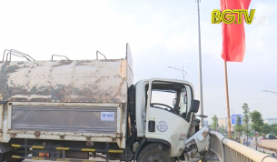 Th&agrave;nh phố Bắc Giang: Va chạm giữa hai &ocirc; t&ocirc; tr&ecirc;n cầu vượt cao tốc