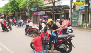 Th&agrave;nh phố Bắc Giang: Vấn đề đội mũ bảo hiểm cho học sinh chưa được tốt