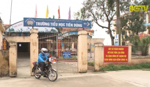 Thầy gi&aacute;o t&igrave;nh nguyện tuy&ecirc;n truyền ph&ograve;ng chống dịch Covid- 19