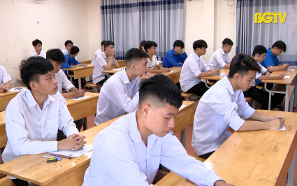 Th&iacute; sinh dự kỳ thi tốt nghiệp THPT l&agrave;m b&agrave;i thi đầu ti&ecirc;n