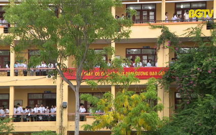 Th&iacute; sinh dự kỳ thi tuyển sinh lớp 10 THPT l&agrave;m b&agrave;i thi đầu ti&ecirc;n