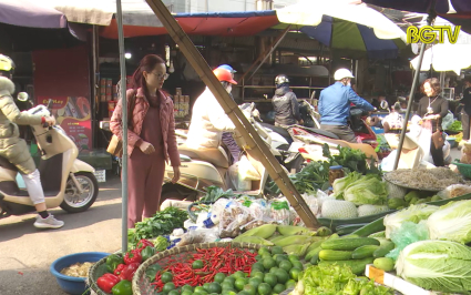 Thị trường h&agrave;ng ho&aacute; ng&agrave;y 30 Tết