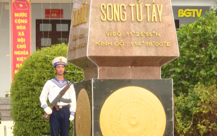 Thi&ecirc;ng li&ecirc;ng ch&agrave;o cờ đầu năm mới ở Trường Sa 