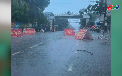 Thiệt hại sau gi&ocirc;ng lốc chiều qua