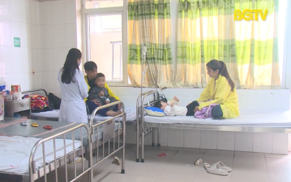 Thời tiết chuyển m&ugrave;a gia tăng bệnh vi&ecirc;m phổi ở trẻ em