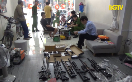 Thu giữ 6 khẩu s&uacute;ng v&agrave; nhiều linh kiện lắp r&aacute;p s&uacute;ng hơi kh&iacute; n&eacute;n 