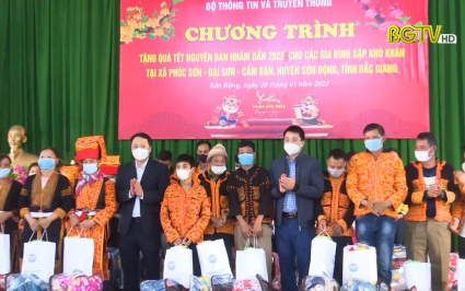 Thứ trưởng Bộ TT&TT thăm, tặng qu&agrave; Tết hộ ngh&egrave;o huyện Sơn Động
