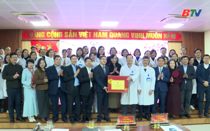 Thứ trưởng Bộ Y tế tặng qu&agrave;, ch&uacute;c Tết tại Bệnh viện Đa khoa Từ Sơn
