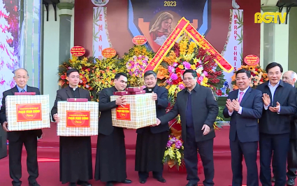 Thủ tướng thăm, ch&uacute;c mừng gi&aacute;ng sinh tại Gi&aacute;o xứ Bắc Giang 