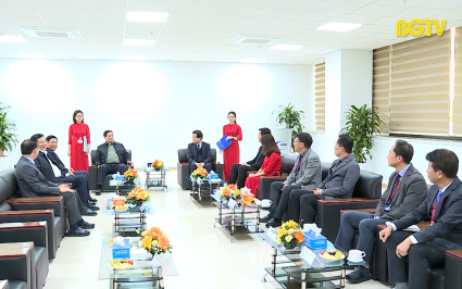 Thủ tướng thăm, l&agrave;m việc tại c&ocirc;ng ty TNHH Hana Micron Vina 