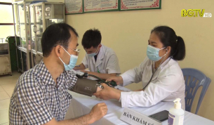 Thực hiện ti&ecirc;m vắc xin ph&ograve;ng Covid-19 cho nh&acirc;n vi&ecirc;n y tế huyện Lục Ngạn v&agrave; Sơn Động