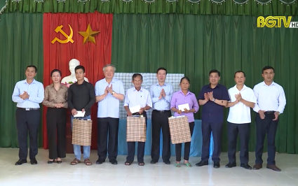 Thường trực Ban B&iacute; thư V&otilde; Văn Thưởng thăm tặng qu&agrave; thương binh, gia đ&igrave;nh liệt sỹ