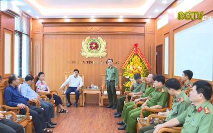 Thường trực Tỉnh ủy ch&uacute;c mừng Ng&agrave;y truyền thống C&ocirc;ng an nh&acirc;n d&acirc;n Việt Nam