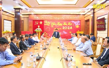 Thường trực Tỉnh ủy gặp mặt l&atilde;nh đạo nghỉ v&agrave; chuyển c&ocirc;ng t&aacute;c
