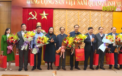 Thường trực Tỉnh ủy gặp mặt c&aacute;c đồng ch&iacute; l&atilde;nh đạo chuyển v&agrave; nghỉ c&ocirc;ng t&aacute;c