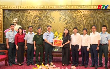 Thường trực Tỉnh ủy tiếp đo&agrave;n c&ocirc;ng t&aacute;c Trường sĩ quan Kh&ocirc;ng qu&acirc;n 