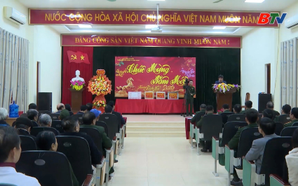 L&atilde;nh đạo Bộ Quốc ph&ograve;ng thăm, tặng qu&agrave; thương, bệnh binh nặng