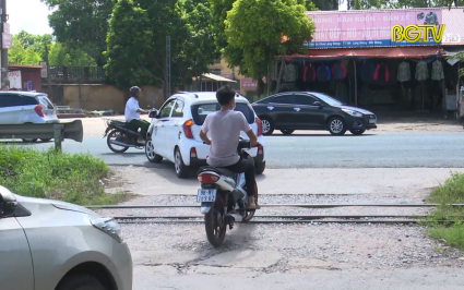 Tiềm ẩn tai nạn giao th&ocirc;ng từ đường ngang d&acirc;n sinh qua đường sắt