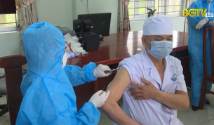 Ti&ecirc;m vắc xin cho nh&acirc;n vi&ecirc;n y tế đảm bảo an to&agrave;n