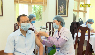 Ti&ecirc;m vắc xin cho th&agrave;nh vi&ecirc;n BCĐ ph&ograve;ng chống dịch Covid- 19 tỉnh