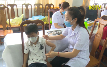 Ti&ecirc;m vắc xin cho trẻ c&oacute; bệnh nền, cơ địa dị ứng