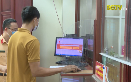 Tiếp nhận hơn 100 hồ sơ đăng k&yacute; &ocirc; t&ocirc; online