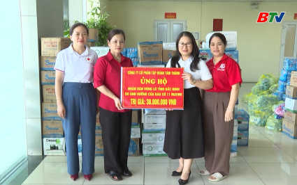 Tiếp nhận nhu yếu phẩm hỗ trợ người d&acirc;n bị ảnh hưởng mưa b&atilde;o
