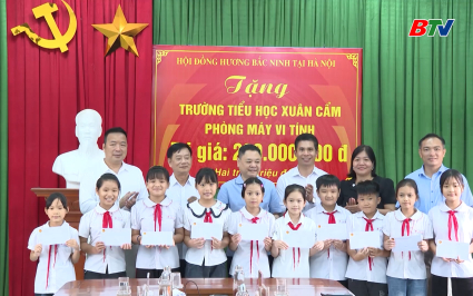 Hội đồng hương Bắc Ninh tại H&agrave; Nội tặng qu&agrave; tại x&atilde; Xu&acirc;n Cẩm 