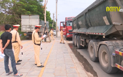 Tiếp tục kiểm so&aacute;t, xử l&yacute; nghi&ecirc;m xe chở h&agrave;ng qu&aacute; tải