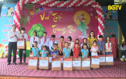 Thăm, tặng qu&agrave; người cao tuổi v&agrave; trẻ em huyện Sơn Động