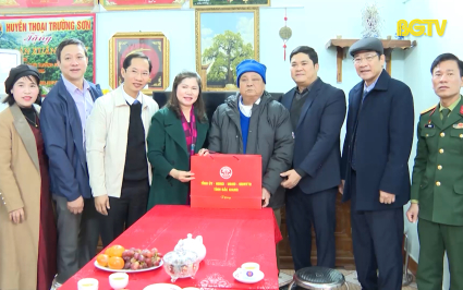 L&atilde;nh đạo tỉnh thăm, tặng qu&agrave; người c&oacute; c&ocirc;ng tại một số địa phương 