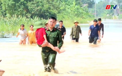 T&igrave;nh d&acirc;n tộc, nghĩa đồng b&agrave;o trong b&atilde;o lũ