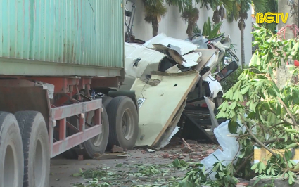 TNGT nghi&ecirc;m trọng khiến l&aacute;i xe container tử vong