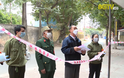 Tổ trưởng Covid cộng đồng tr&aacute;ch nhiệm, v&igrave; sự b&igrave;nh y&ecirc;n của nh&acirc;n d&acirc;n