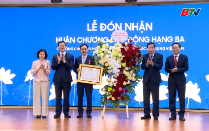 Tổng Gi&aacute;m đốc SamSung Việt Nam nhiệm kỳ 2018 - 2025 nhận Hu&acirc;n chương Lao động hạng Ba